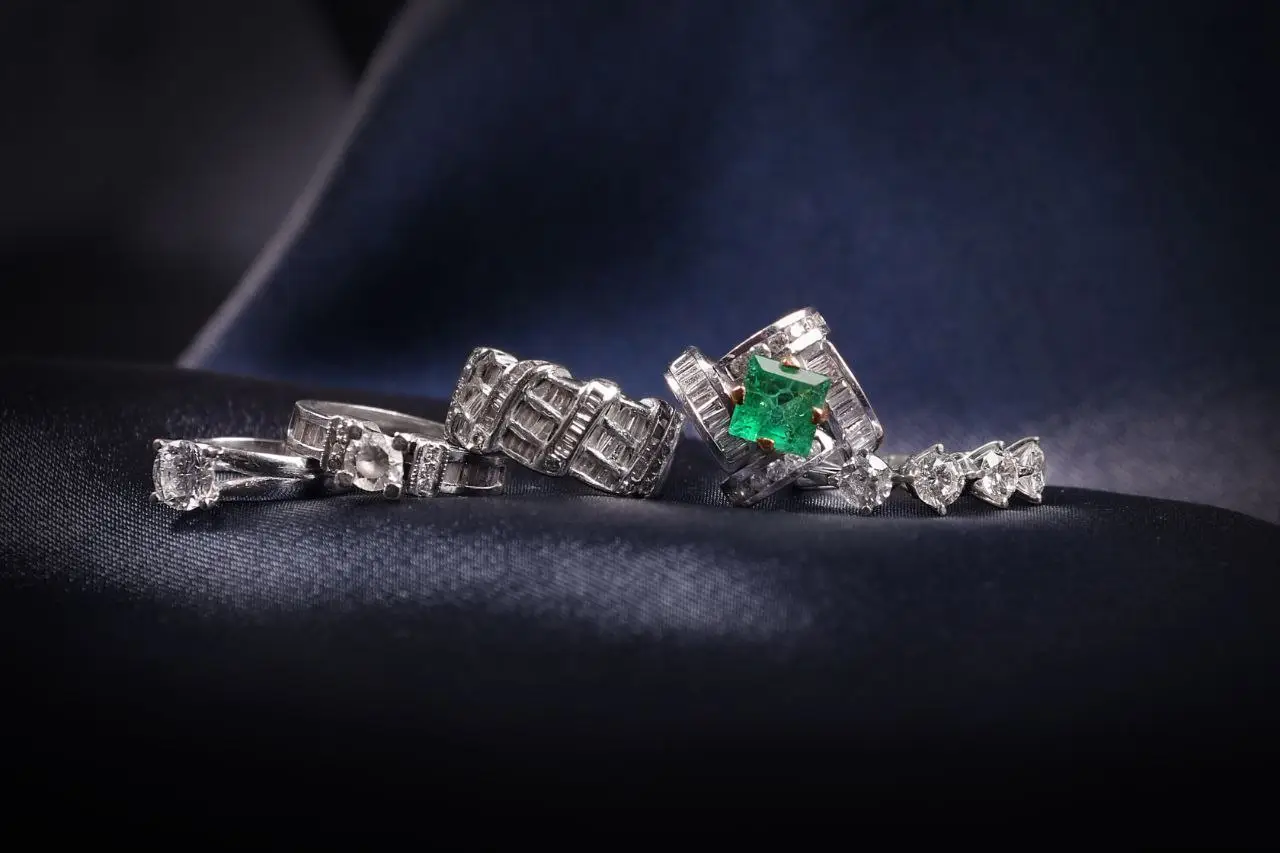 عکاسی صنعتی دقیق و واضح طلا و جواهرات قالیچی