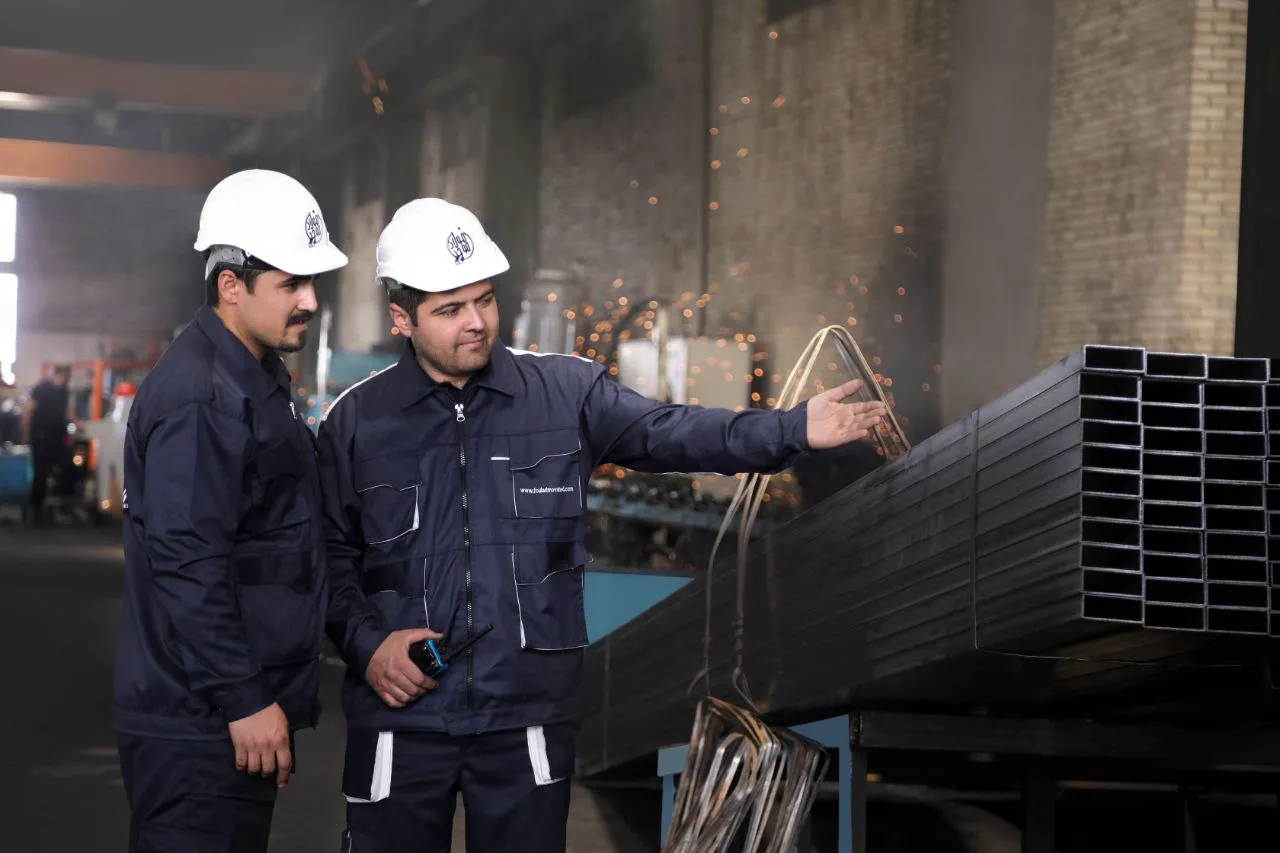 عکاسی صنعتی دقیق و حرفه‌ای از خط تولید فولاد موحد