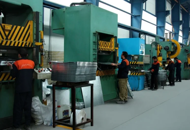 عکاسی صنعتی حرفه‌ای خط تولید لعاب کولر و بخاری تبریز