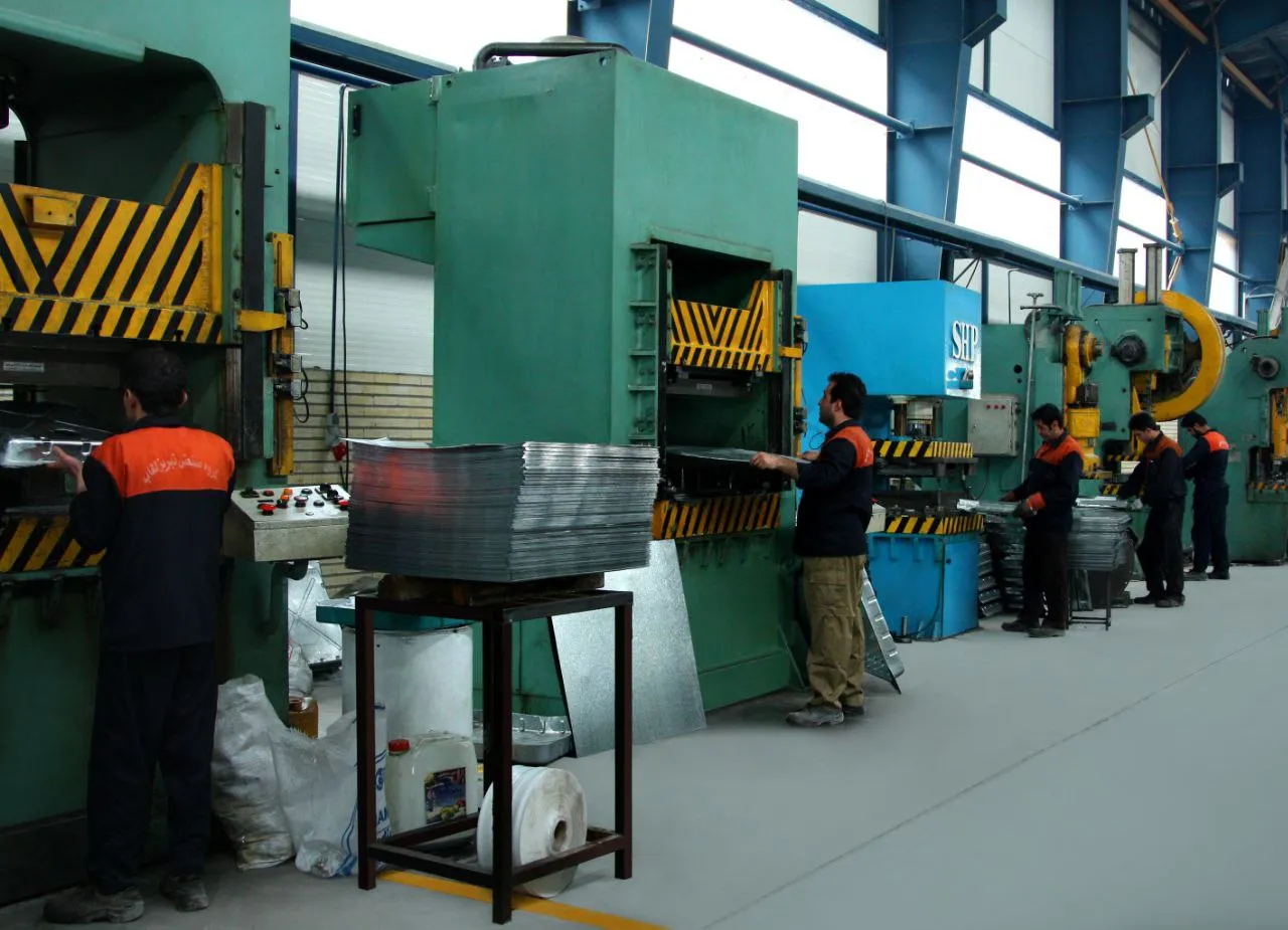 عکاسی صنعتی خط تولید کارخانه تبریز لعاب با نورپردازی حرفه‌ای